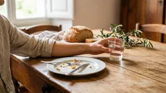 Je li štetno piti vodu nakon obroka? Stručnjaci objašnjavaju što se zapravo događa.